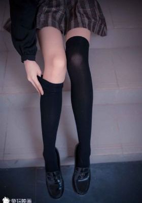 女同学的胯对着我的嘴撒尿