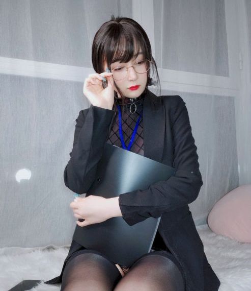 挠女孩脚心