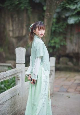 《年轻的女仆》在线观看